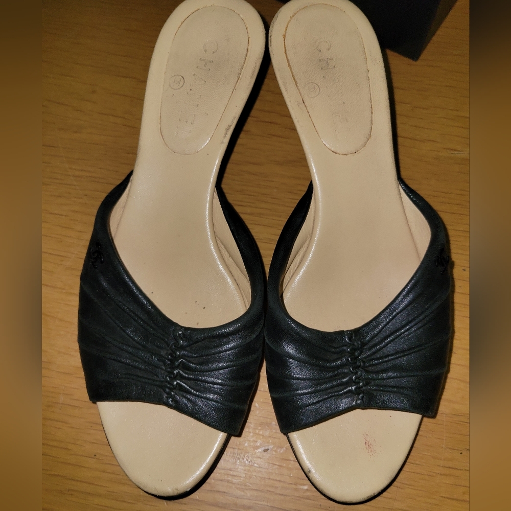 CHANEL kitten heels in Black - Picture 2 of 13